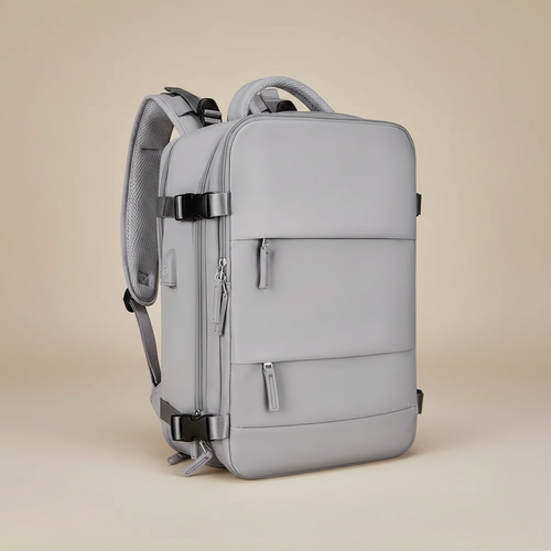 Mochila de viaje gris de 40 L, vista tres cuartos con correas de hombro acolchadas y hebillas de compresión