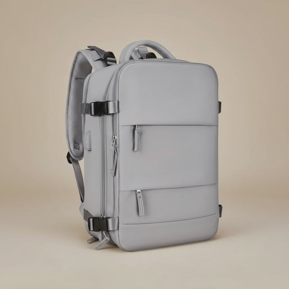 Mochila de viaje gris en órbita lenta que revela las correas de hombro y el puerto USB